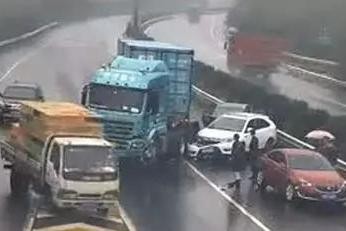 危险！高速路上这个动作，引发连环车祸……