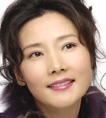 55岁何赛飞全家近照，夫妻恩爱儿子帅气，却因一事遗憾至今