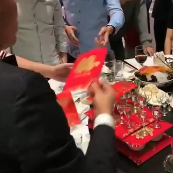 传王思聪参加婚宴随礼30万,网友:他的30万等于我的3块!