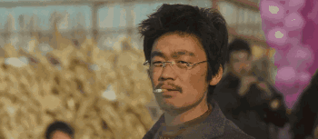王宝强抽烟gif虽然看起来比较的搞笑,但是大家却被他成功洗脑,成为