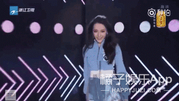 一段表演元素挺多的,又是抖臀,又是耸肩,还来了一段走秀,摸了两把头发