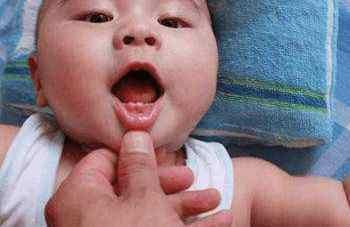 一月睡,二月哭,新生儿每个月的发育里程碑,爸妈