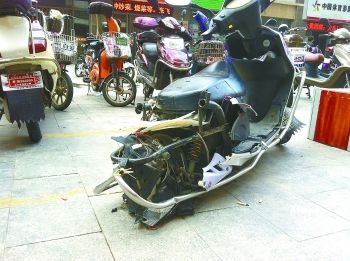 太原小伙乱停电动堵人店门,事后发现车被砸烂还挪了地