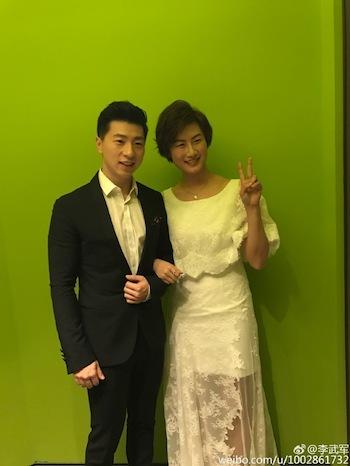 体坛风云人物颁奖,马龙挽丁宁入场宛如"情侣"