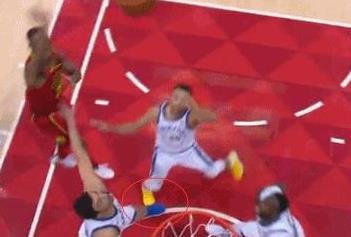 被动崴脚?慢镜头回放库里扭伤脚踝过程,勇士扎