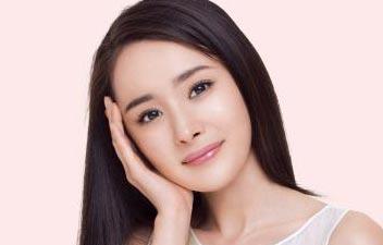 杨幂以前的脸好方啊，没想到她的更方！