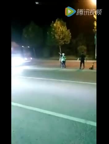 实拍：特警设卡拦截依然拦不住嚣张的渣土车疯狂闯卡！