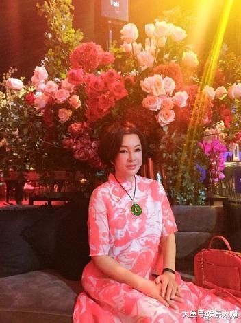 刘晓庆参加新春派对一身珠光宝气, 发福明显被