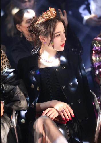 王俊凯迪丽热巴合体亮相时装周,热巴的裙子却