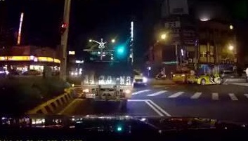 这458车主明显经验不足跑车报废，即使是绿灯也不能开这么快