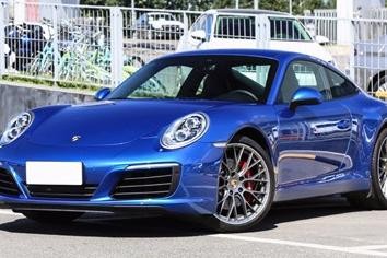 气质硬朗的德系车宝马很适合金姐，但是她却偏爱跑车