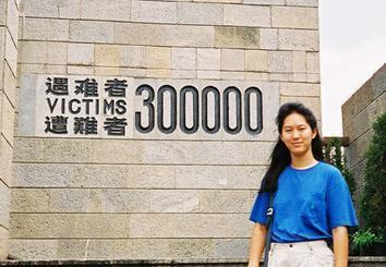 她是美国人, 在研究南京大屠杀后, 抑郁自杀, 临终遗愿写下2字