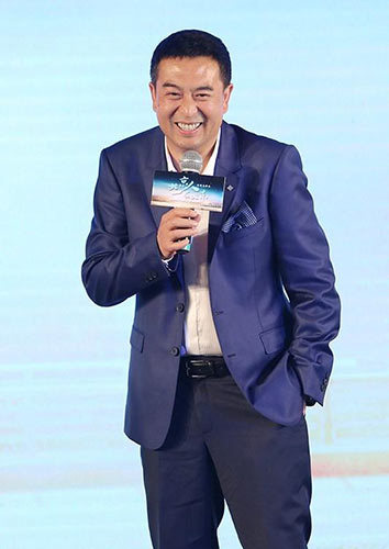 这就是为什么张嘉译走路一直驼背的原因!
