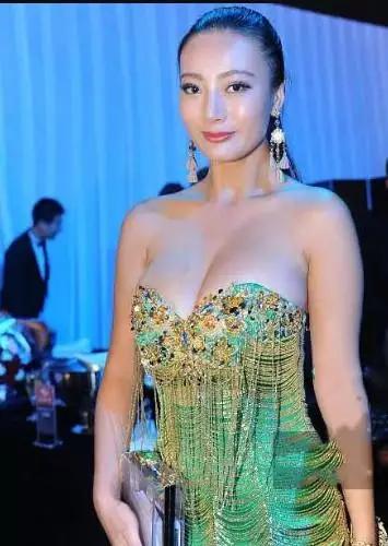 王李丹妮一席绿色抹胸裙亮相活动,衣服小点怕是穿不下