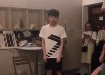 lol厂长过生日被一群女粉丝包围,厂长面带笑容一脸娇羞