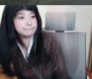 噼里啪啦噼里啪啦 这不是她第一次砸键盘,已经是无数次了,而且估计她