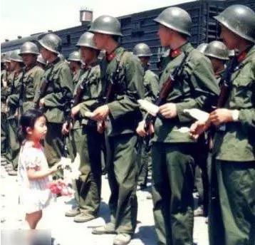 对越自卫反击战真实图片, 倒数第二张给人流泪!