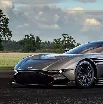 3000多万的阿斯顿马丁Vulcan，买回来居然要自己装方向盘！