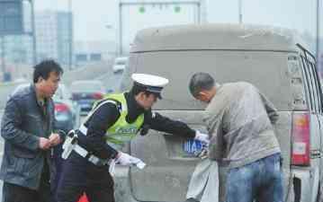 为了遮挡车牌,这些车主真是脑洞大开,最终还是