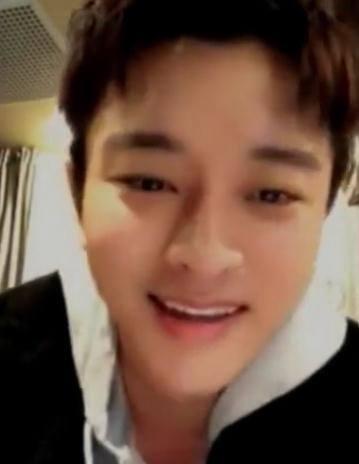 PG one李小璐先后现身机场,仍是穿着情侣装,甜