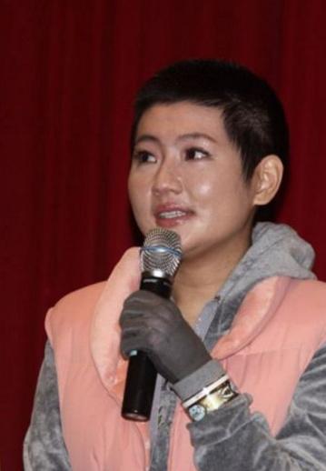36岁Selina穿抹胸裙露疤痕，俞灏明帅气的脸再也回不去了