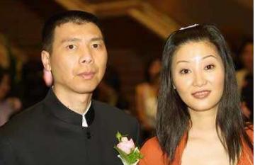 冯小刚前妻被抛弃后一直单身，两人女儿27岁，美出冯小刚十万里！
