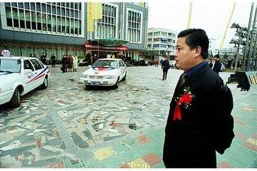 中国第一位承包飞机的人，王均瑶当年坐什么车？