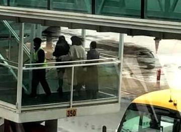 杨幂改变风格低调现身武汉 再次走VIP通道遭粉丝埋怨