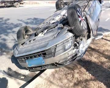 速腾和面包车撞车了，现场好惨烈，看完后谁还敢买大众速腾？