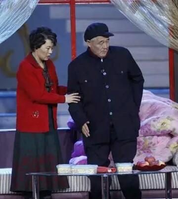 没想到赵海燕生活里这么漂亮，一家人合照中儿子颜值实力抢镜