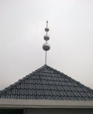 南方雨季长,避雷针安装了一个