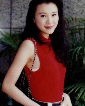 看了萧蔷年轻时照片: 才明白富商愿赠亿元豪宅, 年付8千万