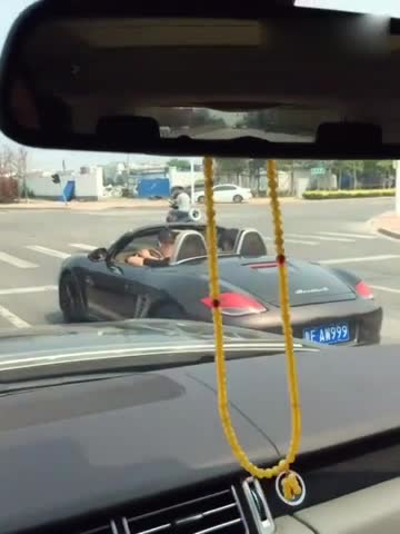 夏天路上看见土豪开一辆跑车 太阳这么大不热吗？