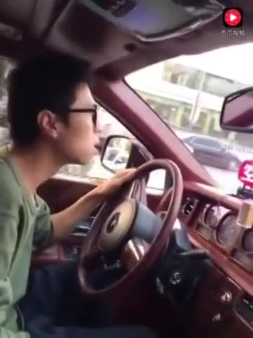 宾利 都有出租车啦 但是坐不起啊