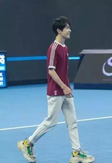 老爹鞋品牌排行_这双火爆大街小巷的巴黎世家“老爹鞋”你一定见过,那它的品牌你是...