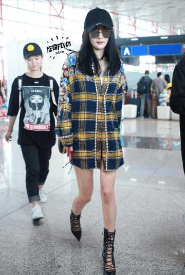 杨幂被路人抓拍, 未PS照曝光: 胸大腿长屁股翘