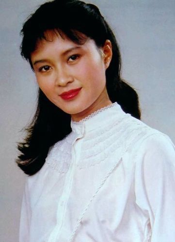 她是首位春晚英语主持人,曾红过刘晓庆,出轨小