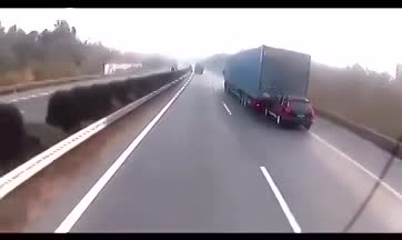 卡宴卡在卡车上，卡车不让卡宴卡在卡车上，卡宴偏要卡在卡车上