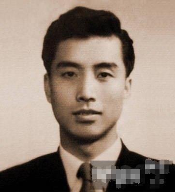 看看李双江的长子李贺,再瞧瞧次子李天一,同父