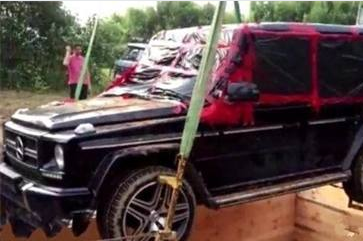 国外一农民锄地时挖出200万豪车，仔细一看车标，大呼：发财了！