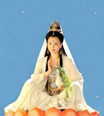在张纪中版《西游记》中,她饰演的观音,看着还是挺有观音气质的.