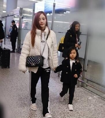 PGONE李小璐马苏相继亮相机场,贾乃亮独自购