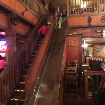 看的这么入迷,姑娘眺望什么呢?