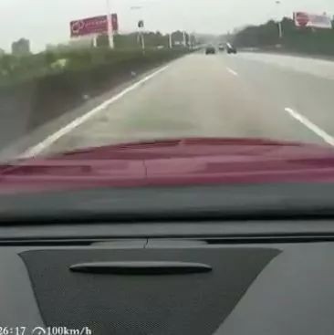 高速风大 刮飞引擎盖？