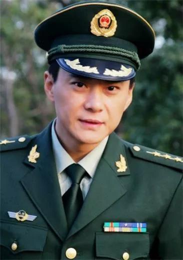 44岁曹颖近况，儿子王子长大，老公越来越红，夫妻恩爱幸福
