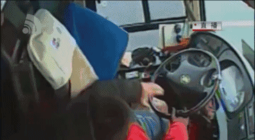 【聚焦】救了一车人的大连司机缓慢康复.采访只能说四个字:.