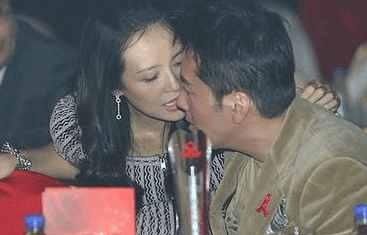 章子怡释放自我,整个人趴在沙子中,男朋友对她上下其手,大概章子怡不