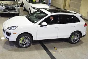 天津港展厅热销车，油电混合卡宴加版3.0T，颇有跑车锋范