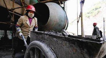 工地上的女人,每天赚一百多,男女混住,隐私就靠