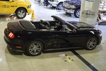 天津港肌肉车，福特野马敞篷，样子总是让人念念不忘